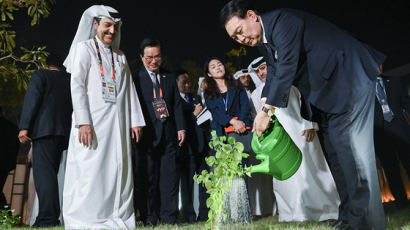  카타르 도하 도착한 尹 원예 박람회 방문…“스마트팜 수출 적극 나서달라”