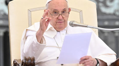 "시대가 어느 때인데…" '여성 사제 허락' 논쟁에 교황 입장은
