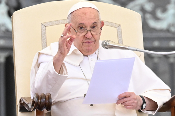 "시대가 어느 때인데…" '여성 사제 허락' 논쟁에 교황 입장은