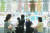 지난 8월 17일 대구 북구 엑스코 동관에서 열린 '제37회 대구베이비&키즈페어'를 찾은 관람객들이 다양한 유아용품을 살펴보고 있다.  뉴스1