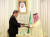 박진 외교부 장관이 22일(현지시간) 사우디아라비아 리야드 야마마궁에서 열린 한·사우디 협정 및 MOU 서명·교환식에서 사우디 외교부 장관과 협약서를 교환하는 모습. 공동취재단. 연합뉴스.