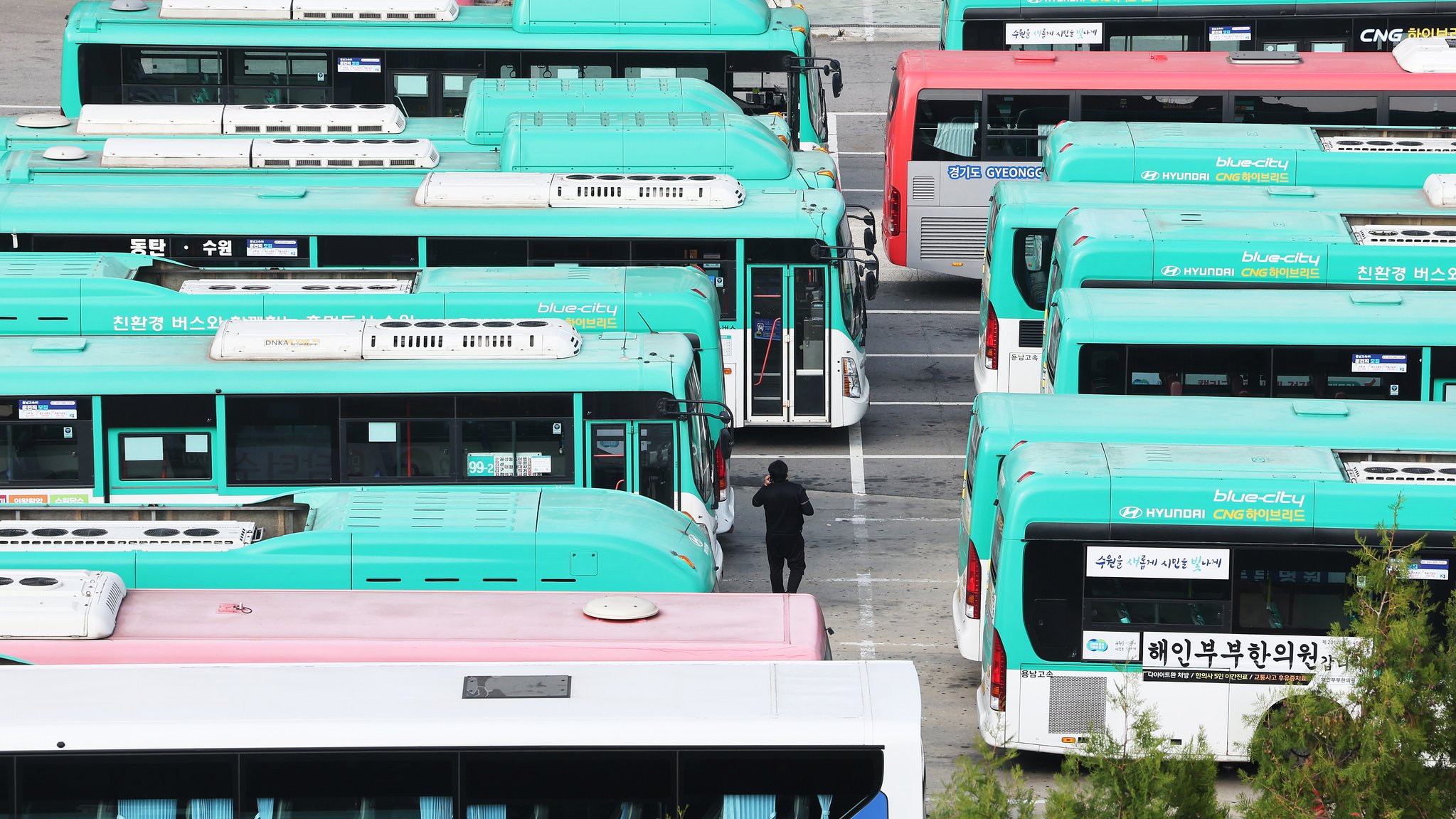 25일 오후 경기도 수원시 한 버스 차고지 모습. 연합뉴스