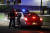 경찰관이 25일 밤 미국 메인주 루이스턴에서 일어난 총기난사 사건 용의자를 잡기 위해 수색하고 있다. EPA=연합뉴스