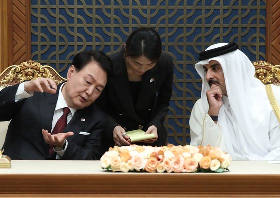 Top diplomats of S. Korea, US, Japan hold talks on margins of APEC summit
