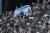 23일(현지시간) 런던 토트넘 홋스퍼 스타디움에서 열린 토트넘 홋스퍼와 풀럼 간의 잉글랜드 프리미어리그 축구 경기에서 킥오프를 앞두고 일부 토트넘 팬들이 이스라엘 국기를 흔들고 있다. AFP=연합뉴스