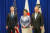 박진 외교부 장관(오른쪽)과 토니 블링컨 미국 국무장관(왼쪽), 가미카와 요코 일본 외무상이 지난달 22일(현지시간) 뉴욕에서 약식 회의를 갖기 전 기념촬영을 하고 있다. 사진 외교부 