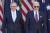 조 바이든 미국 대통령(오른쪽)과 앤서니 앨버니지 호주 총리가 25일(현지시간) 워싱턴 DC 백악관 로즈가든에서 열린 공동 기자회견장에 도착해 취재진을 바라보며 웃고 있다. AP=연합뉴스