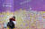 지난 22일 서울 용산구 이태원 참사 골목에 설치된 '10.29 이태원 참사 기억의 길'에서 시민들이 추모 메시지를 적고 있다. 연합뉴스