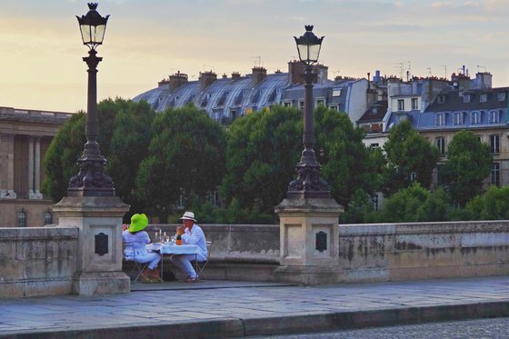 파리에서 가장 오래된 석조 다리이자, 파리의 낭만을 상징하는 퐁네프 다리. 한 중년 커플이 직접 테이블과 의자를 가져와 와인을 마시는 모습이 인상적이다.