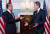 26일(현지시간) 미국 국무부를 방문한 왕이 중국 중앙정치국 위원 겸 외교부장(왼쪽)이 토니 블링컨 국무장관과의 회담에 앞서 얘기를 나누고 있다. AFP=연합뉴스