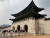 최근 100년 만에 복원된 광화문 월대의 난간석 가장자리에는 보행 약자를 위한 경사로 입구가 만들어졌다. 강혜란 기자