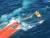 전복된 어선 승선원 구조하는 해경. 사진 제주해양경찰청