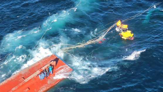 제주항 북쪽 해상서 어선 전복…승선원 7명 구조·1명 사망