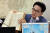 안민석 더불어민주당 의원이 13일 서울 여의도 국회에서 열린 국정감사에서 질의를 하고 있다. 뉴스1