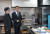 한훈(오른쪽) 농림축산식품부 차관이 26일 서울 목동 소재의 피자알볼로 본사를 방문해 시설을 둘러보고 있다. 농림축산식품부 제공