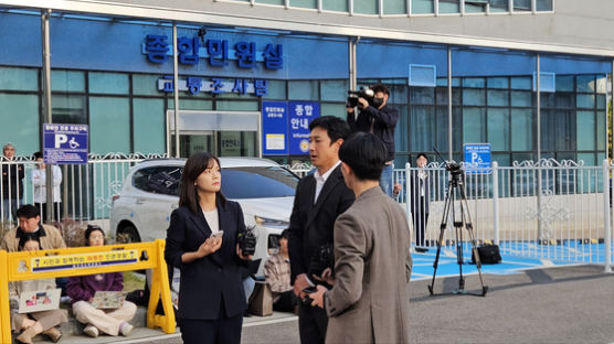 '마약' 이선균 경찰 출석, 고개 5번 숙였다..."가족들에게 미안"