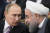 블라디미르 푸틴 러시아 대통령(왼쪽)과 하산 로하니 이란 대통령이 이란 테헤란에서 열린 가스 수출국 포럼(GECF) 서명식에 참석하면서 이야기를 나누는 모습. AP=연합뉴스