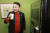 김영환 충북지사가 지난 24일 벙커갤러리 안에 설치한 자판기에서 뽑은 커피를 마시고 있다. 사진 충북도