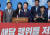 안철수 국민의힘 의원(가운데)이 지난 16일 서울 여의도 국회 소통관에서 이준석 전 대표 제명 촉구 기자회견을 하고 있다. 뉴스1