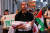 친팔레스타인 시위대가 28일 미국 뉴욕에서 팔레스타인 국기와 피에 묻은 인형 등을 가지고 이스라엘군의 공격을 반대하는 시위를 하고 있다. 로이터=연합뉴스