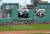 보스턴 홈구장인 펜웨이파크에서 열린 테드 윌리엄스의 추모 행사. 그를 기리는 모토가 ‘미국의 영웅’이다. 미국에서 야구인 이상의 의미를 지닌 인물임을 알 수 있다. 위키피디아