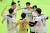 29일 수원체육관에서 열린 한국전력과의 경기에서 득점한 뒤 기뻐하는 우리카드 선수들. 사진 한국배구연맹