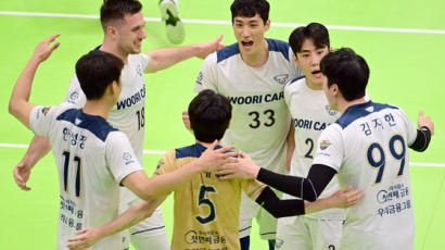 남자배구 우리카드, 한국전력 꺾고 개막 5연승 선두 질주