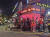 핼러윈을 앞둔 28일 오후 11시 홍대의 한 술집 앞에서 코스튬과 분장을 한 이들이 클럽 앞에 줄을 서 있다. 이영근 기자