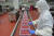 지난 24일 충북 증평 롯데 신설품질혁신센터에서 프리미엄 한우 제품이 포장되고 있다. 사진 롯데쇼핑