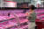 지난 24일 경기 성남 롯데마트 판교점에서 고객이 프리미엄 한우 마블나인을 보고 있다. 사진 롯데쇼핑