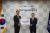 한국기술교육대학교 전병칠 동문(42세. ㈜다산에듀 대표)가 개교 32년에 즈음해 대학발전기금 1억을 쾌척하고 유길상 총장(오른쪽)과 기념 촬영을 하는 모습