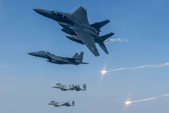 공군은 지난 3월 6일부터 10일까지 오산기지에서 미 공군과 올해 첫 쌍매훈련을 실시했다. F-15K 전투기가 적의 적외선 유도무기 체계를 기만하기 위한 플레어(섬광탄)를 발사하고 있다. 사진 공군=뉴스1 