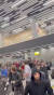 29일 러시아 공항에서 친팔레스타인 시위대가 공항을 습격해 이스라엘인들을 색출하겠다고 나서자 사람들이 도망치는 모습. 로이터=연합뉴스