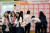 지난 9월 서울 동작구 대방동 서울여성플라자에서 열린 제15회 결혼이민자 취업박람회를 찾은 여성들이 채용정보 게시판을 살펴보고 있다. 뉴스1