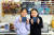 이유민(왼쪽) 학생기자·김태연 학생모델이 재봉틀에 대해 알아보고 입지 않는 청바지를 재봉틀로 바느질해 업사이클링 티매트를 만들었다.