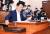 2020년 6월 당시 민주당 의원이던 송영길 국회 외교통일위원장이 전체회의에서 의사봉을 두드리고 있다. [뉴스1] 