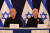 베냐민 네타냐후 이스라엘 총리(왼쪽)와 요아브 갈란트 국방장관이 28일 텔아비브에서 기자회견을 하고 있다. AFP=연합뉴스
