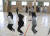 한 초등학교 실내체육관에서 마스크를 벗은 학생들이 줄넘기하며 즐거워하고 있다. 연합뉴스