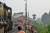 인도 안드라프라데시주 비지아나가람에서 열차가 충돌해 구조대와 경찰이 현장에 모여 있다. 로이터=연합뉴스