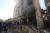 팔레스타인 구조대와 사람들이 지난 30일 서안지구 도시 제닌에서 이스라엘 공습으로 파괴된 건물을 수색하고 있다. 신화=연합뉴스