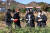 전남 강진군의 체류형 농촌체험프로그램인 '푸소'에 참가한 중·고등학생들이 농촌 체험을 하며 즐거운 모습을 보이고 있다. [사진 강진군]