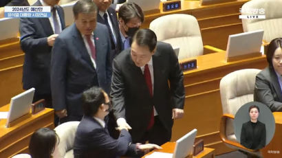 시정 연설 후 악수 청한 尹에…野 김용민 "이제 그만두셔야죠"