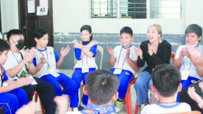 [issue&] K-문화예술교육, 지식·실천의 공유 넘어…필리핀 톤도 아동청소년에게 수업 진행