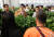 한동훈 법무부 장관이 30일 전북 완주군 삼례읍 한 딸기 농가를 방문해 계절근로자들의 의견을 듣고 있다. [연합뉴스]