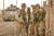 2004년 11월 15일 팔루자 전투 당시 미 육군 1보병사단 3여단 정찰팀의 딘 모리슨 대위(제일 오른쪽)이 방향을 지시하고 있다. 미 육군