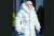 프란치스코 교황이 허리춤이 강조된 흰색 롱패딩을 입고 바티칸시국의 성 베드로 광장을 산책하는 모습을 담은 AI로 만든 딥페이크 사진. 사진 미국 온라인 커뮤니티 레딧 캡처.
