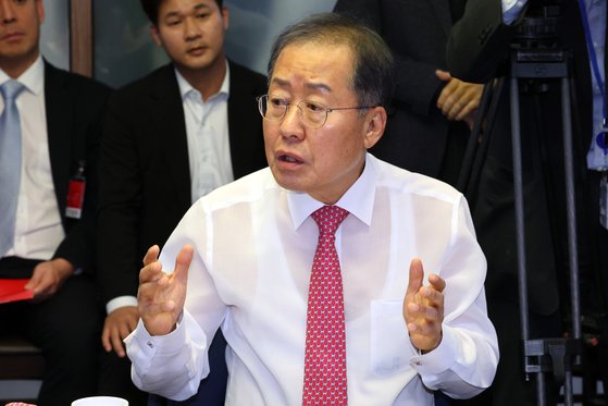 Opposition leader Lee attends arrest warrant hearing at Seoul court