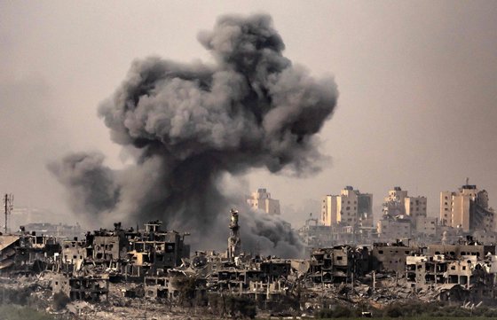 29일(현지시간) 이스라엘의 공습을 받은 가자지구에서 검은 연기 구름이 솟아오르고있다. AFP=연합뉴스