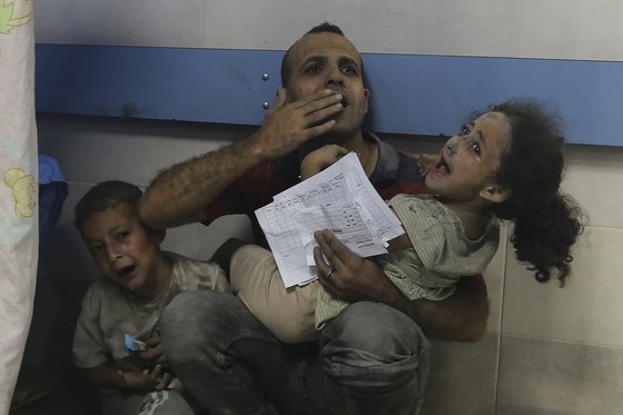 23일(현지시간) 가자지구 중심부 가자 시티에 대한 이스라엘의 공습 이후 부상당한 팔레스타인인들이 알 시파 병원에서 치료를 위해 대기하고 있다. AP=연합뉴스