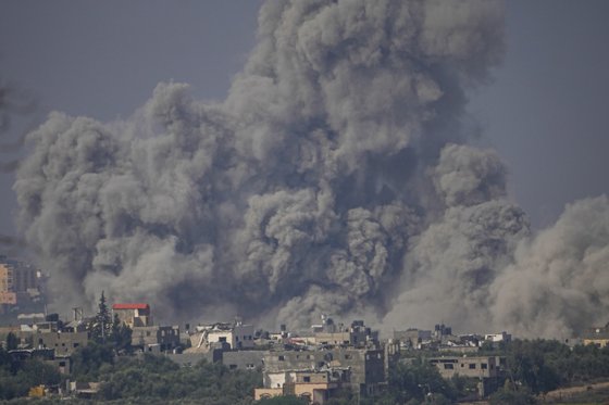 23일(현지시간) 가자 지구에서 이스라엘의 공습 이후 연기가 피어오르고 있다.AP=연합뉴스